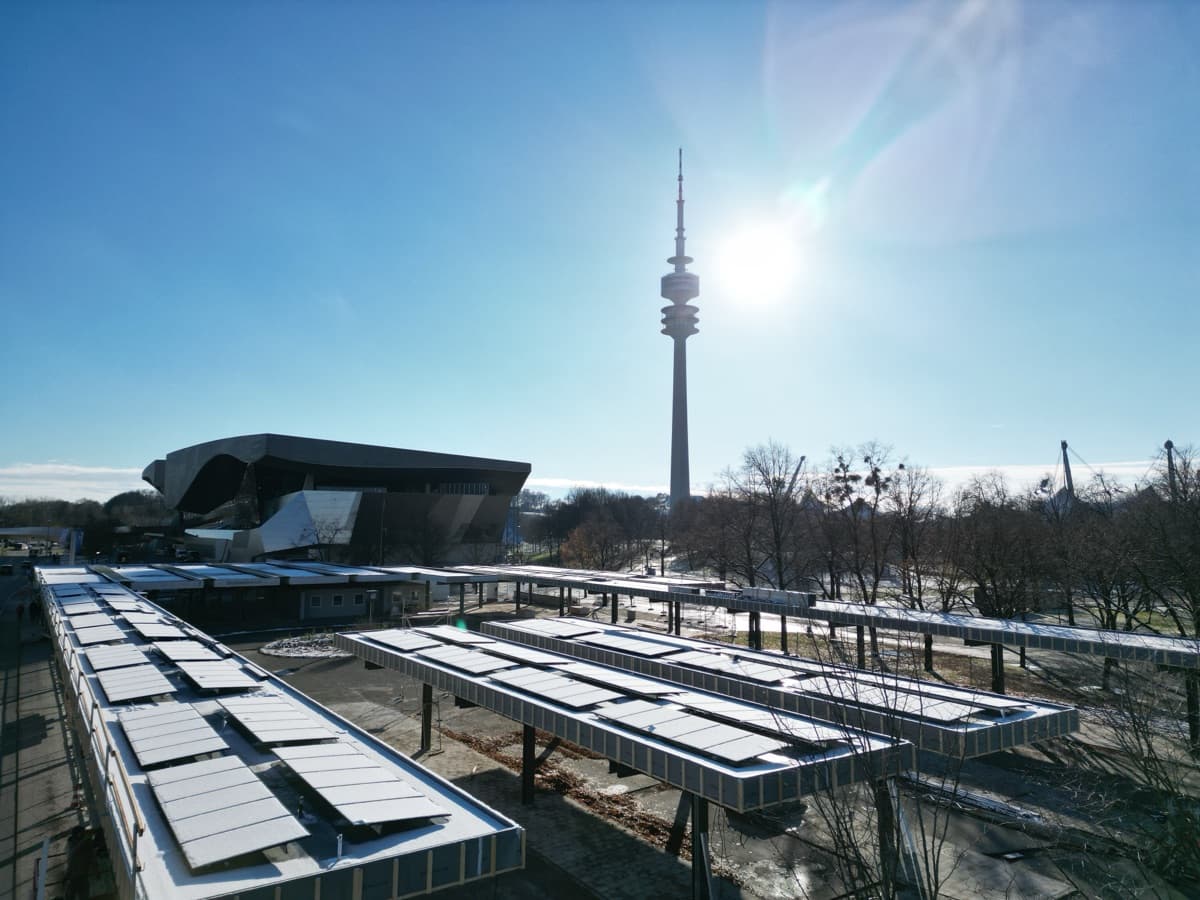 Solarüberdachung am Olympia-Busbahnhof München mit Olympiaturm
